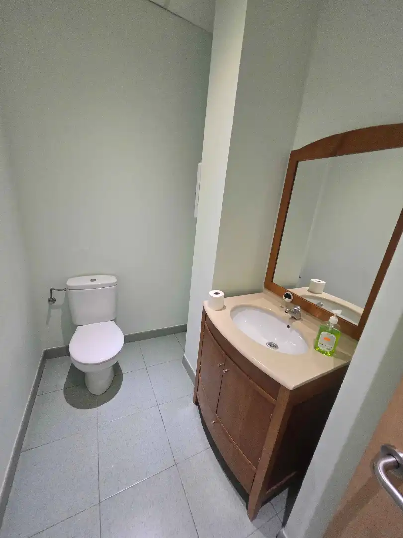 Badezimmer von Geschaftsraum zur Miete in Guadalajara mit Parkett und Internet
