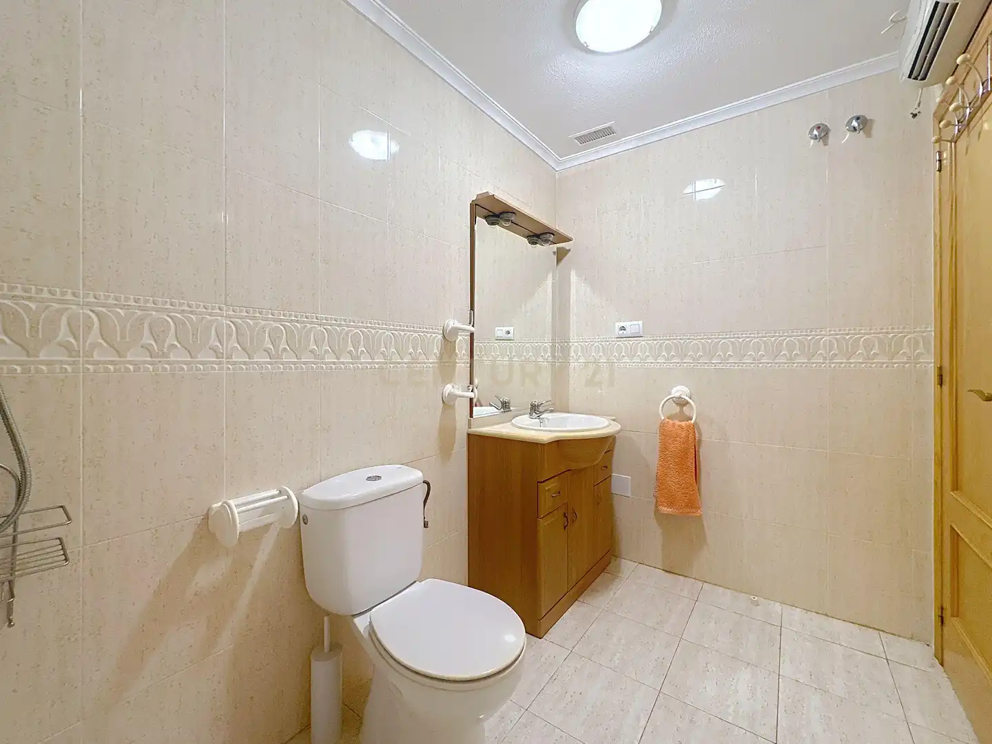 Baño de Casa adosada en venta en Orihuela con Aire acondicionado, Jardín privado y Trastero