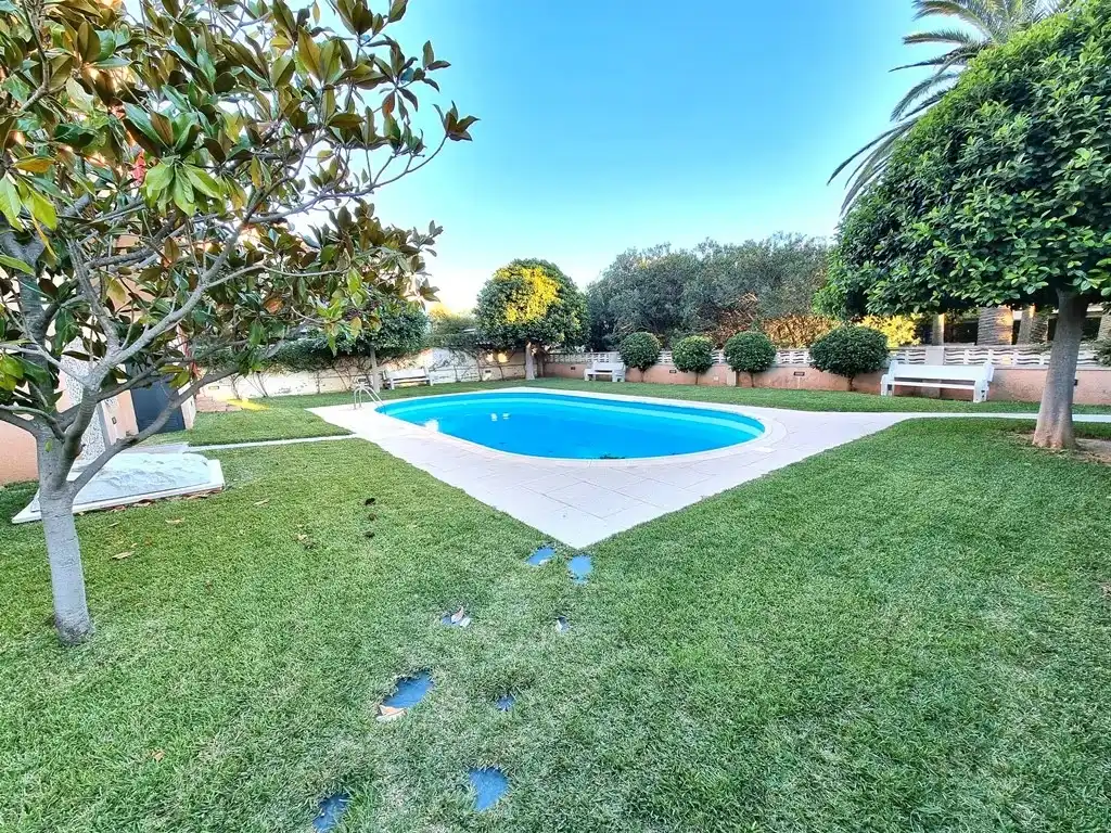 Schwimmbecken von Erdgeschoss zum Verkauf in Cambrils mit Klimaanlage, Privatgarten und Schwimmbad