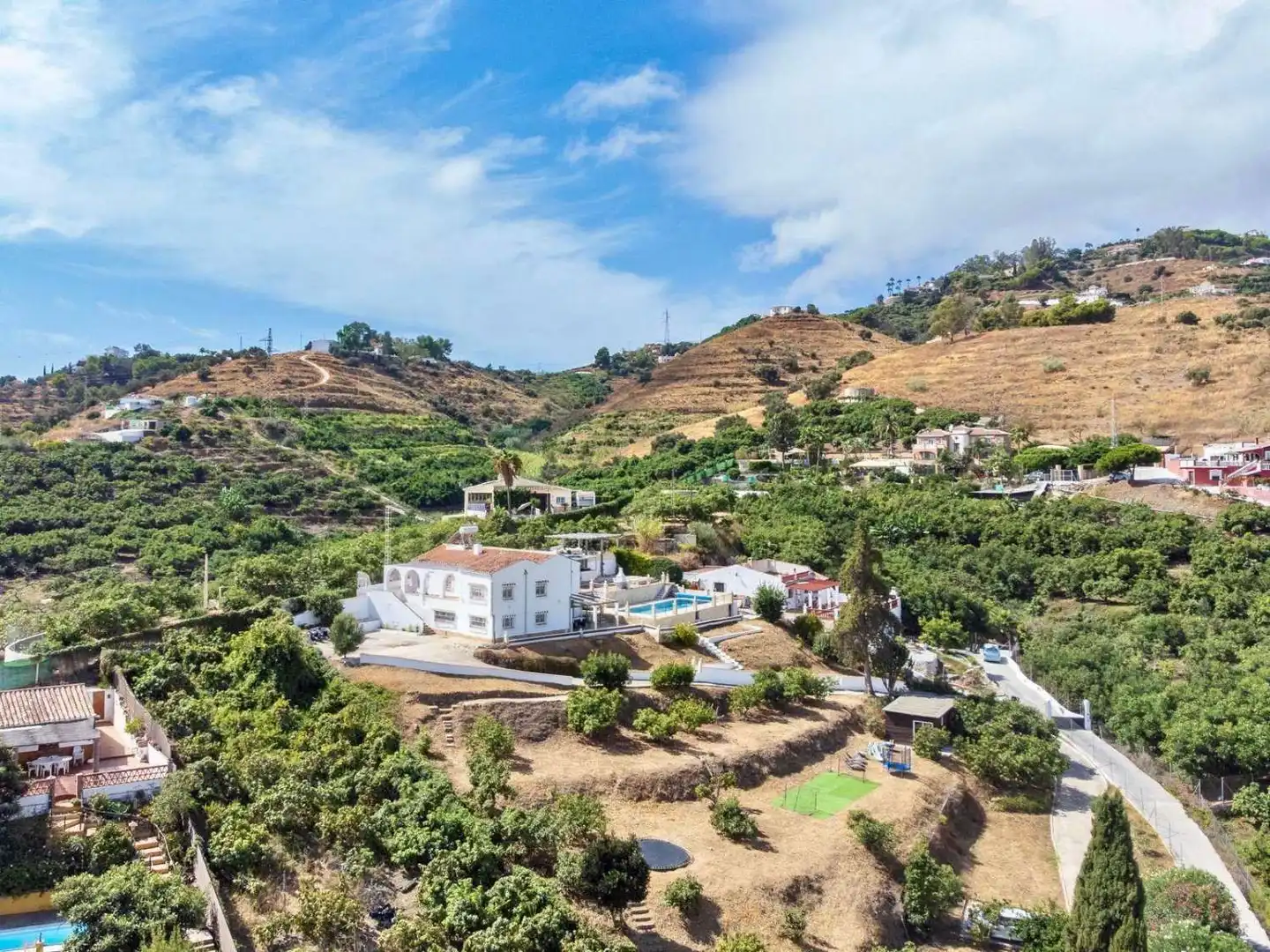 Vista exterior de Casa o xalet en venda en Nerja amb Aire condicionat i Piscina