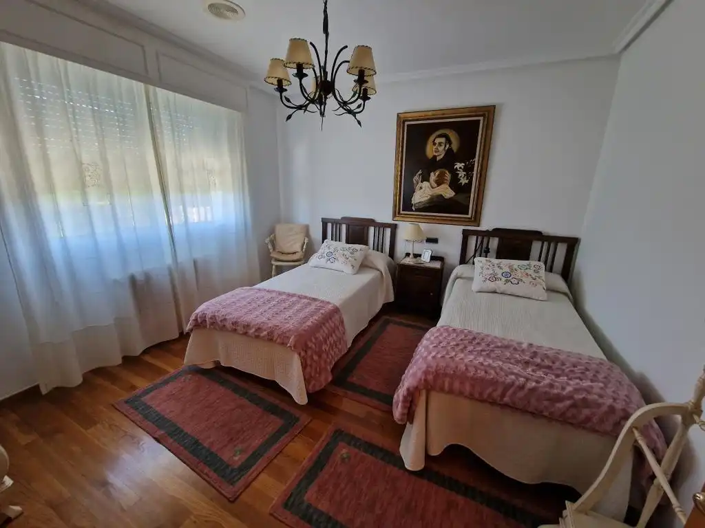 Habitación de Casa o chalet en venta en Ourense Capital  con Calefacción, Jardín privado y Parquet