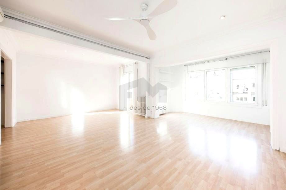 Living room of Flat for sale in  Barcelona Capital  with Storage room and Balcony