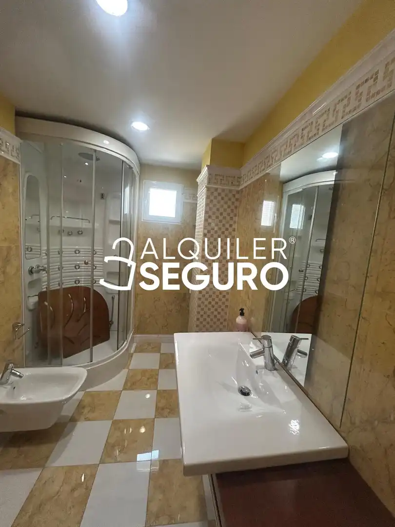 Bany de Pis de lloguer en Granada amb Aire condicionat, Calefacció i Terrassa