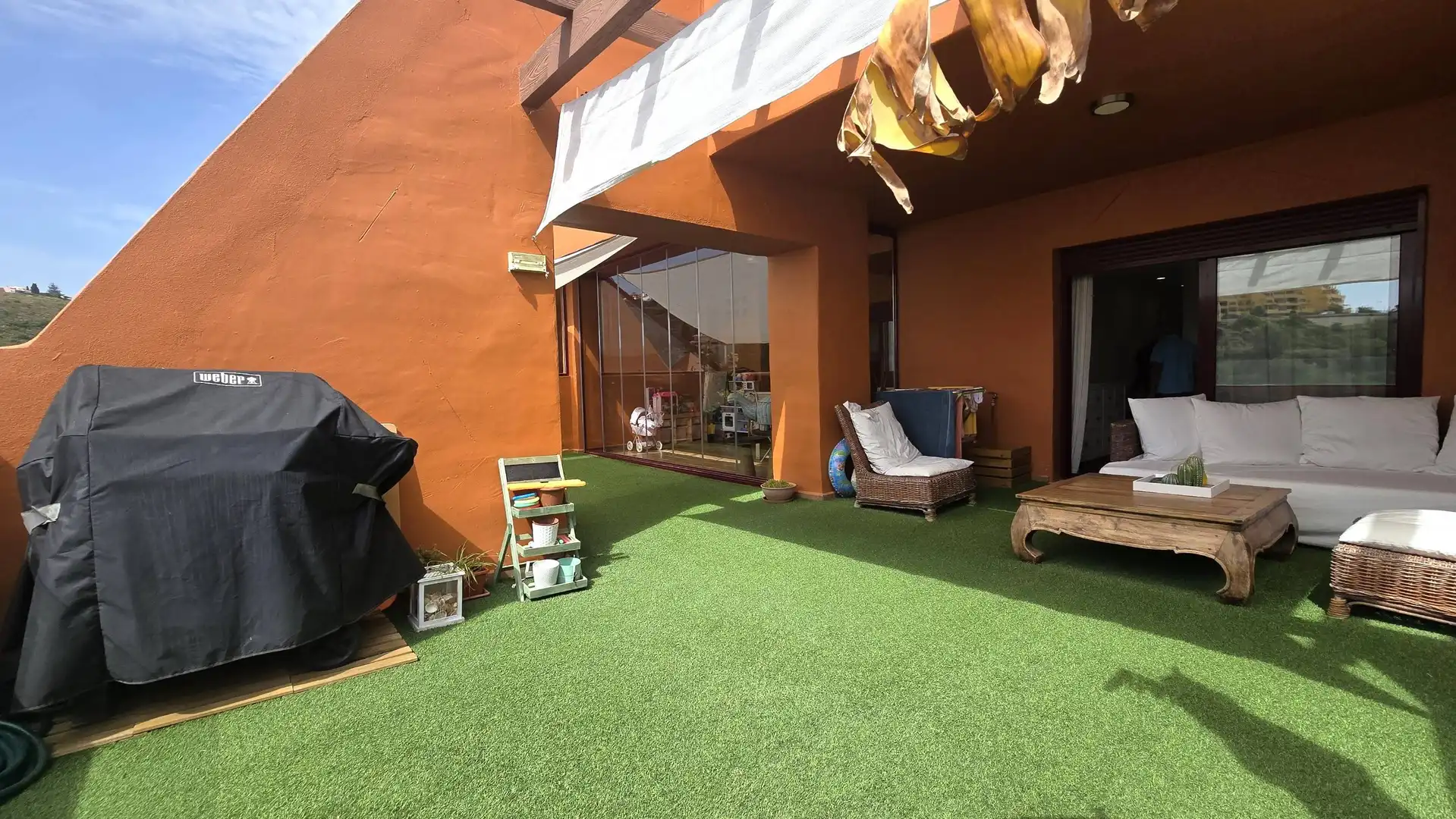 Terrasse von Wohnungen zum Verkauf in Manilva mit Klimaanlage, Privatgarten und Terrasse