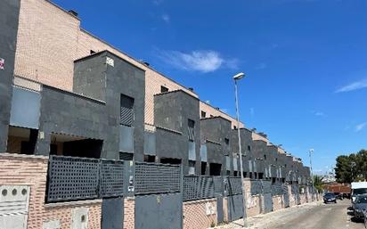 Vista exterior de Casa adosada en venda en Valdemoro amb Jardí privat, Terrassa i Traster