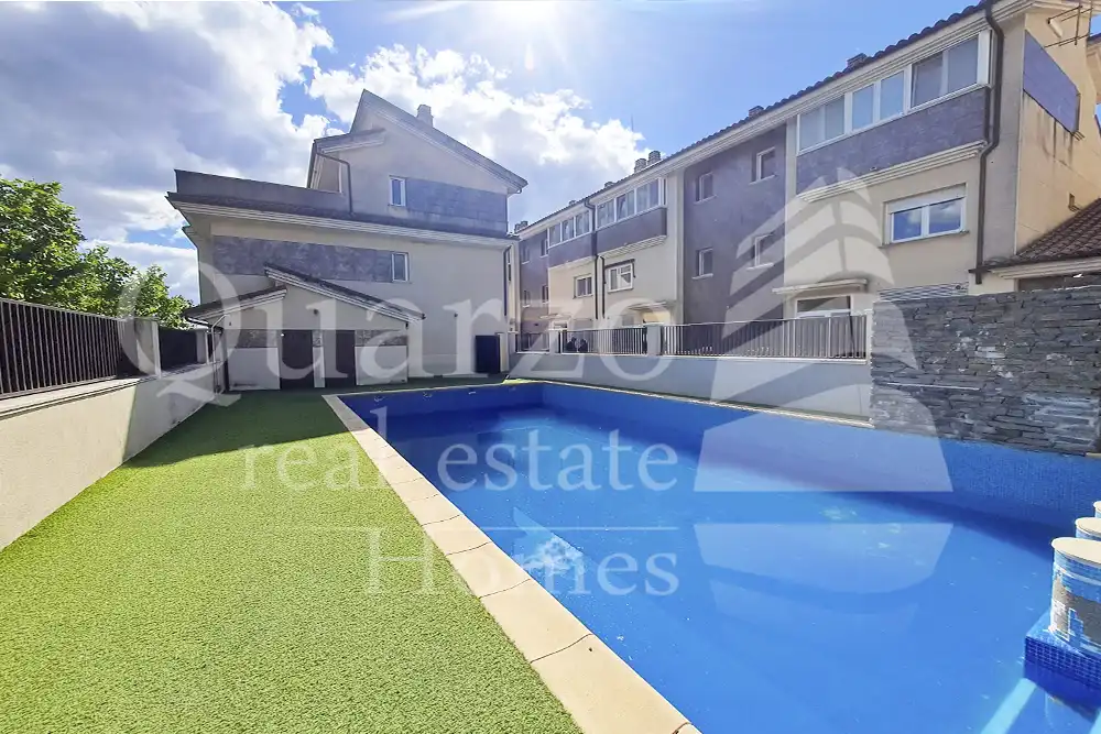 Piscina de Casa adosada en venta en Plasencia con Calefacción, Terraza y Balcón