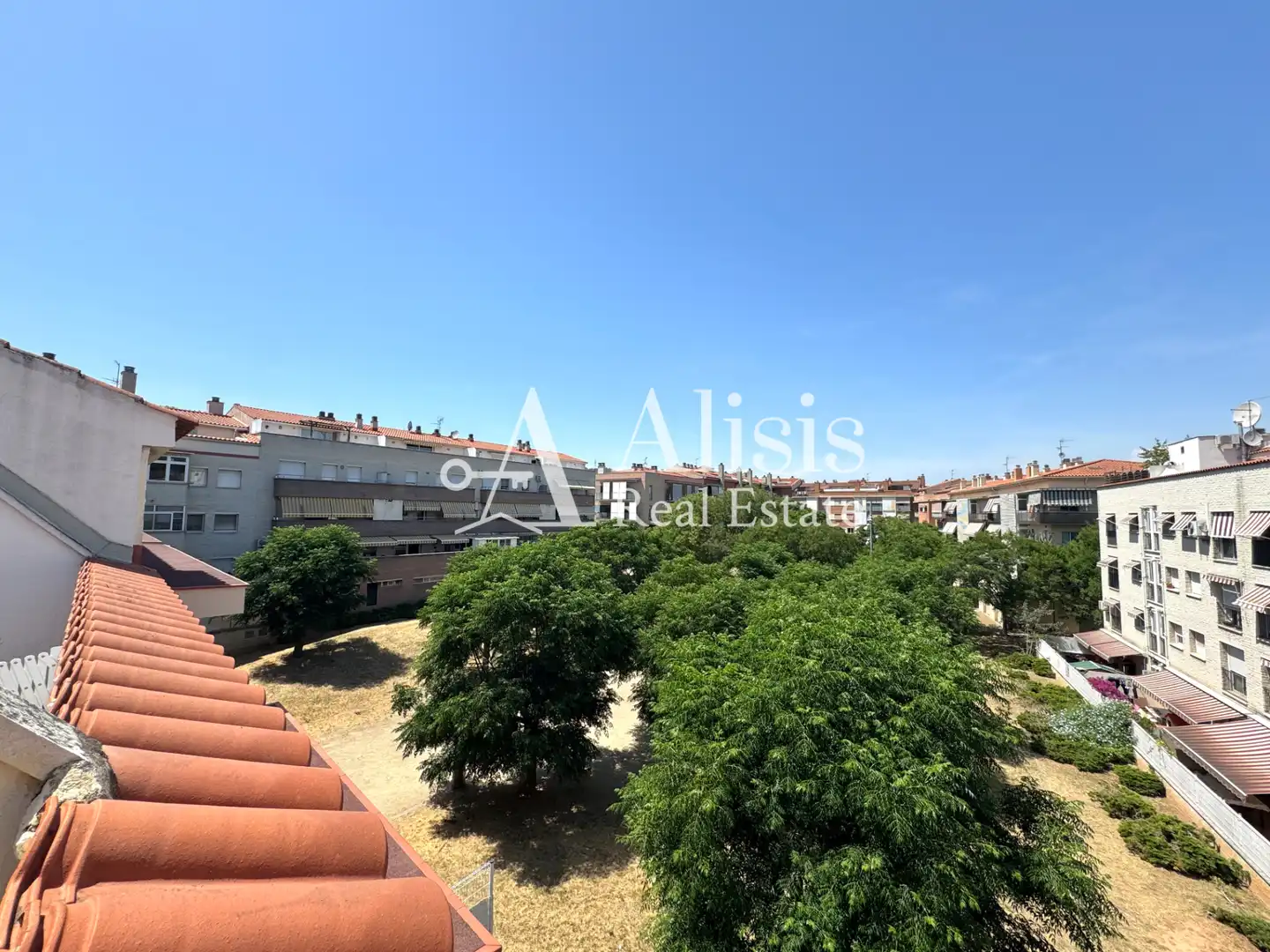 Außenansicht von Einfamilien-Reihenhaus zum Verkauf in Pallejà mit Klimaanlage, Heizung und Terrasse