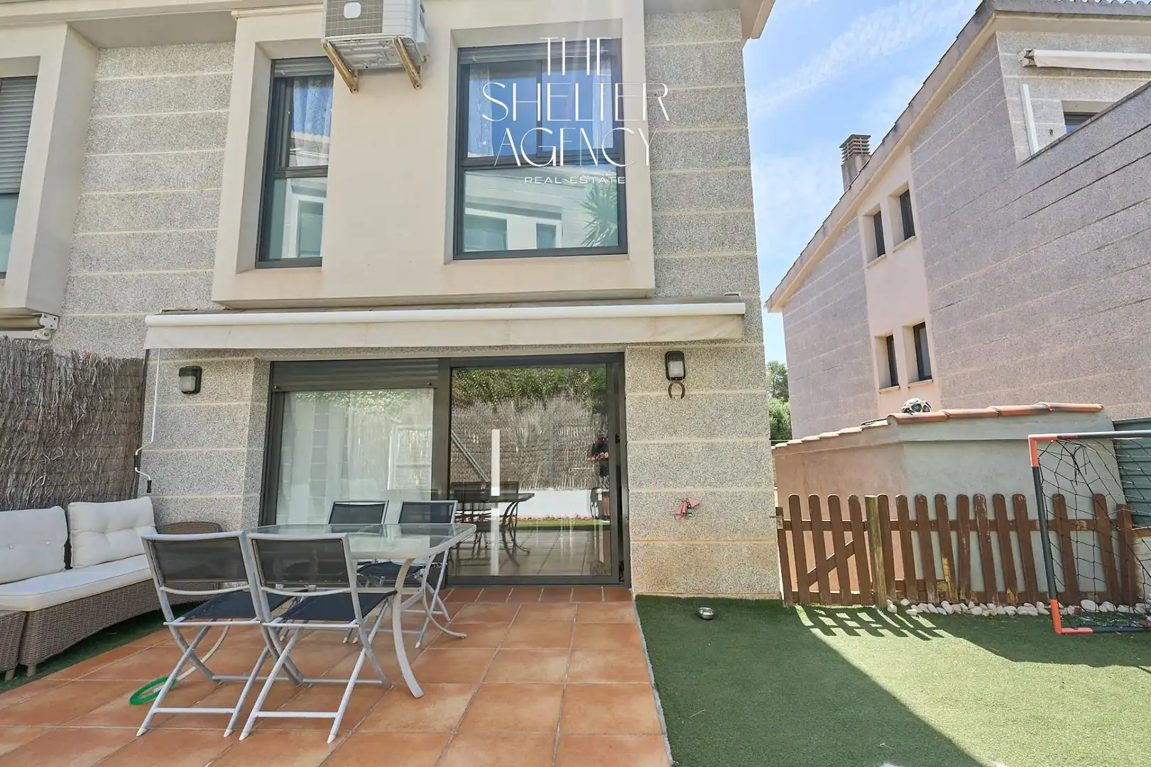 Terrassa de Casa adosada en venda en Sitges amb Calefacció, Jardí privat i Piscina comunitària