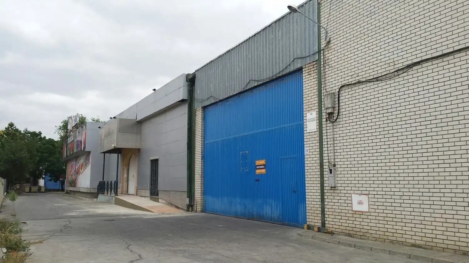 Vista exterior de Nave industrial de alquiler en Sevilla
