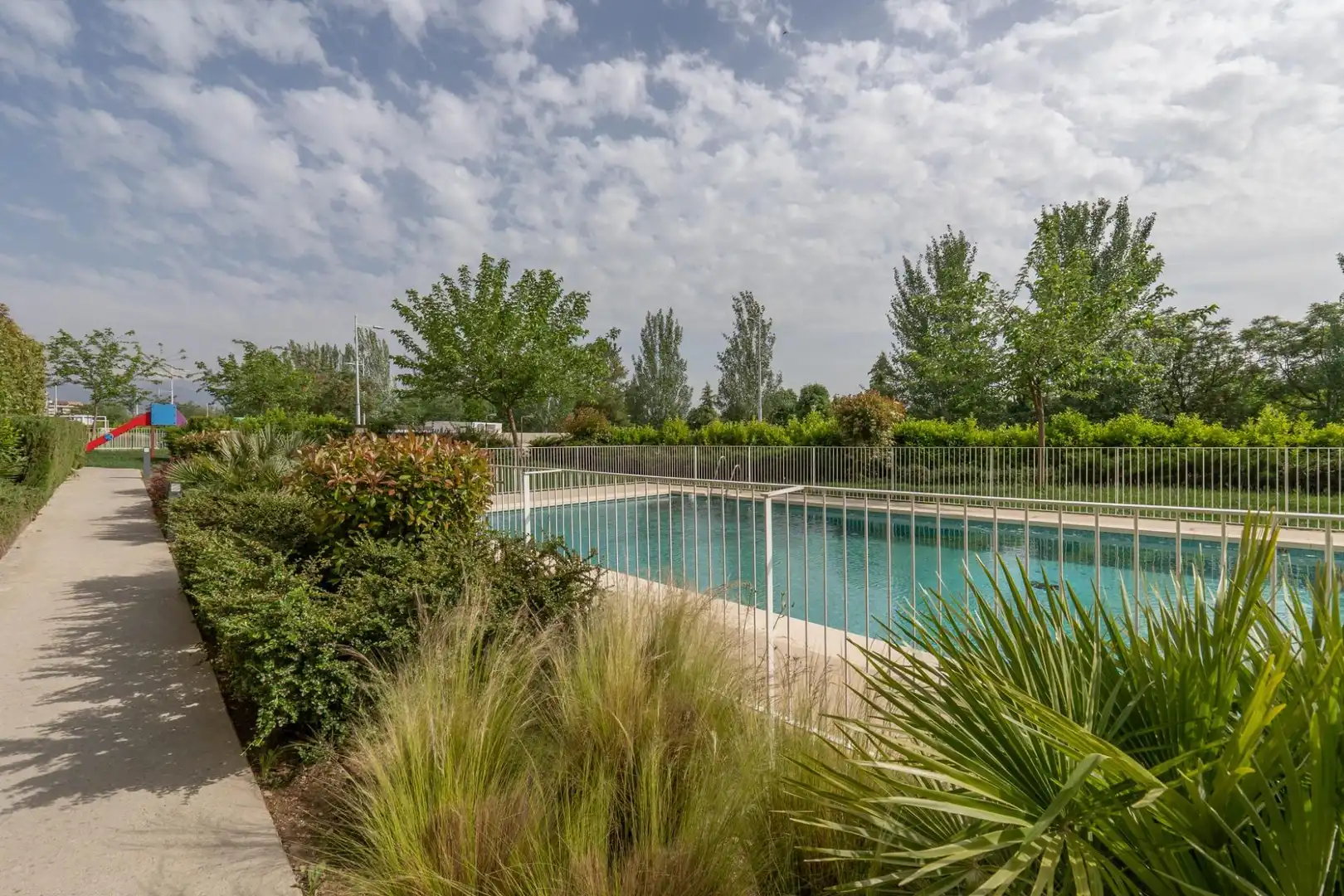 Piscina de Piso en venta en Granada con Aire acondicionado, Calefacción y Jardín privado
