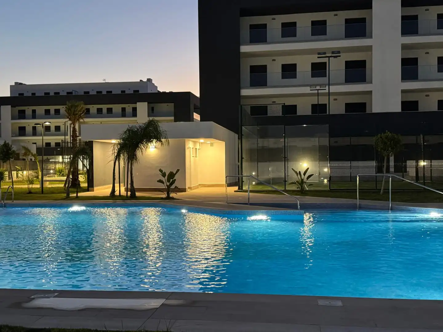 Schwimmbecken von Wohnung zur Miete in La Rinconada mit Klimaanlage, Heizung und Terrasse