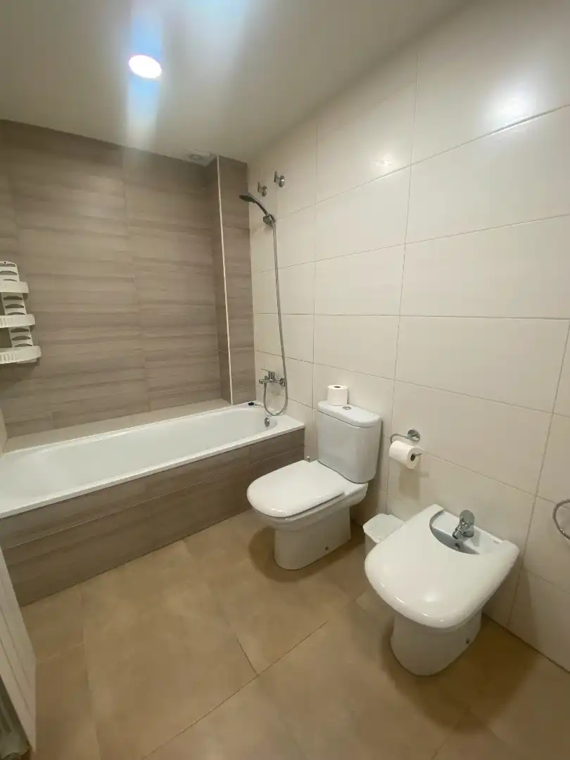 Badezimmer von Wohnung zur Miete in Tordera mit Klimaanlage, Heizung und Ofen
