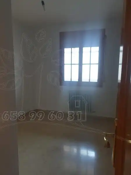 Dormitori de Pis en venda en Baza amb Calefacció, Terrassa i Moblat