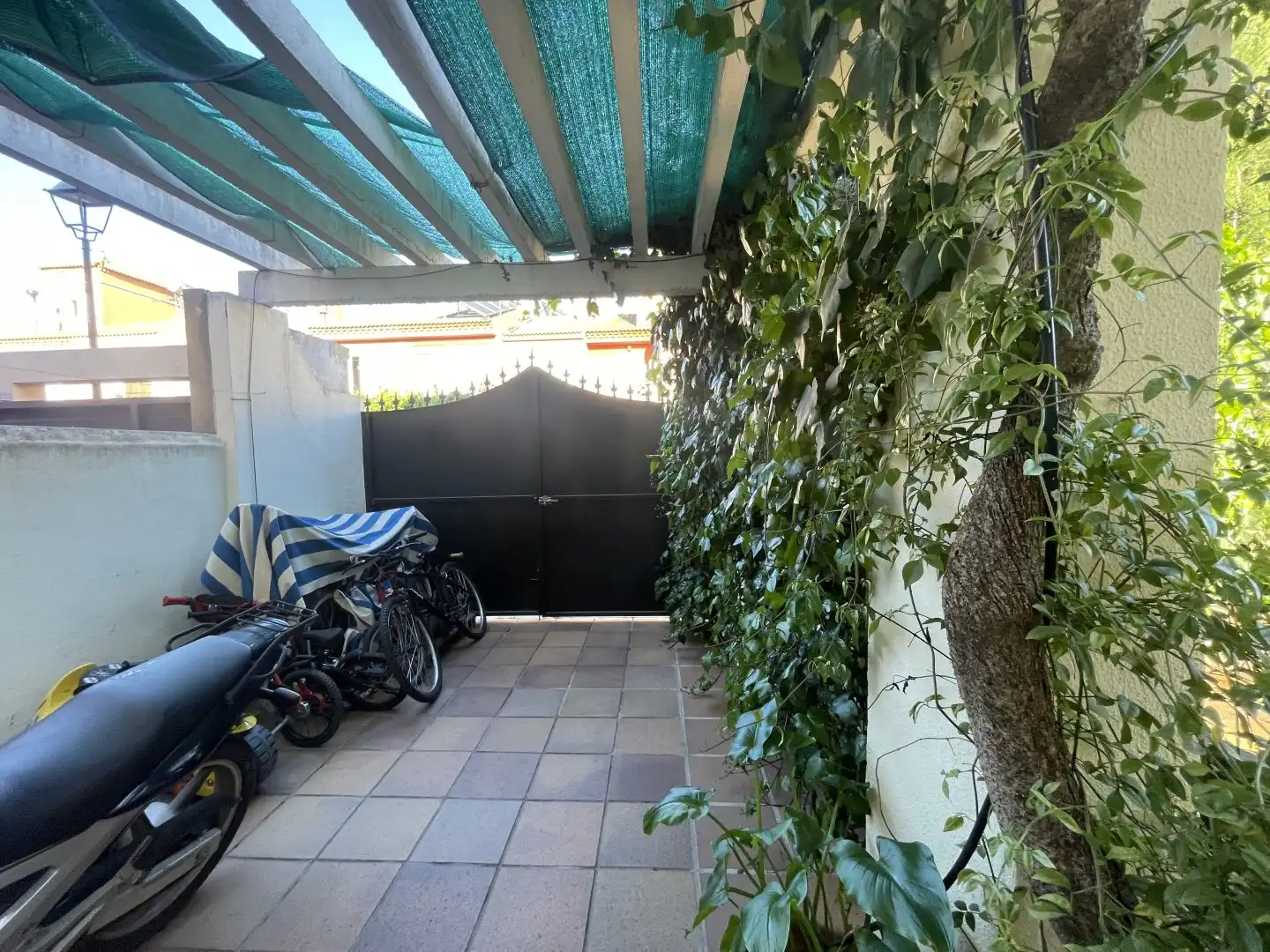 Terrasse von Einfamilien-Reihenhaus zum Verkauf in Gines mit Klimaanlage, Heizung und Abstellraum