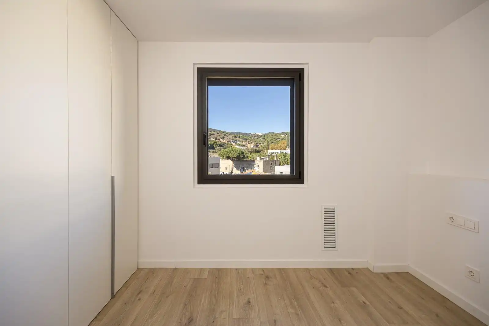 Habitación de Dúplex en venta en Tiana con Aire acondicionado, Parquet y Terraza
