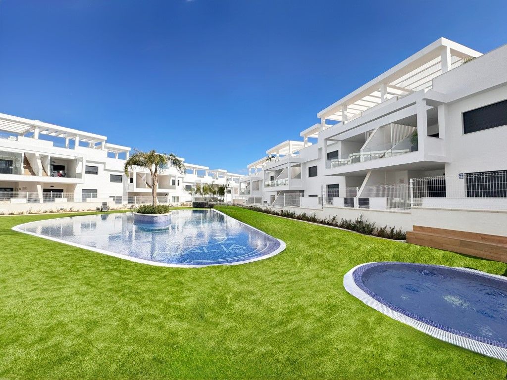 Vista exterior de Casa o xalet en venda en Torrevieja amb Terrassa i Piscina