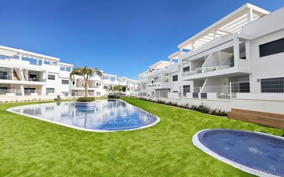 Vista exterior de Casa o xalet en venda en Torrevieja amb Terrassa i Piscina