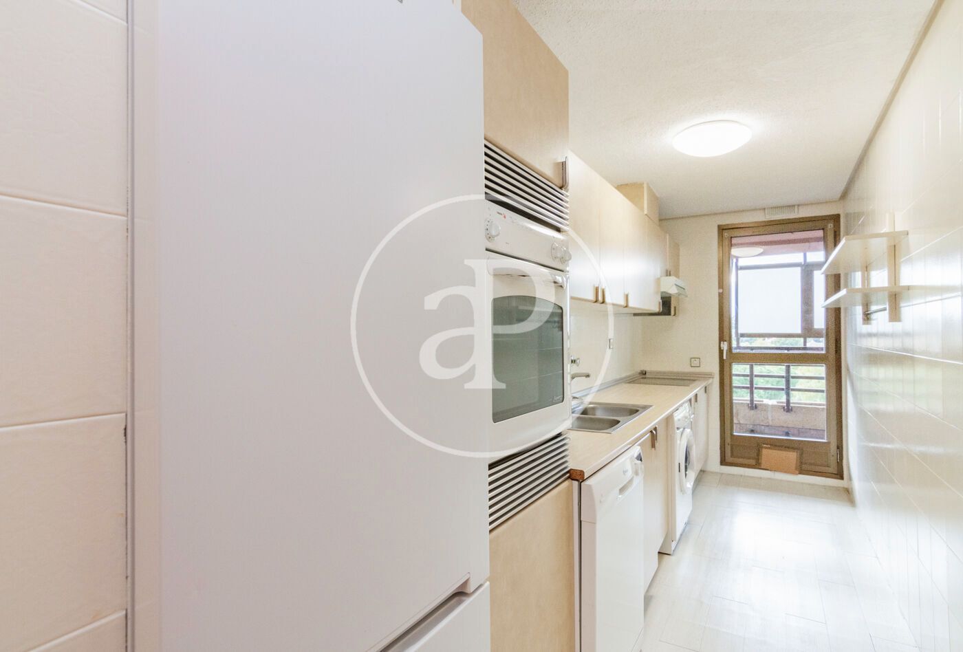 Cocina de Piso en venta en  Madrid Capital con Calefacción, Jardín privado y Terraza