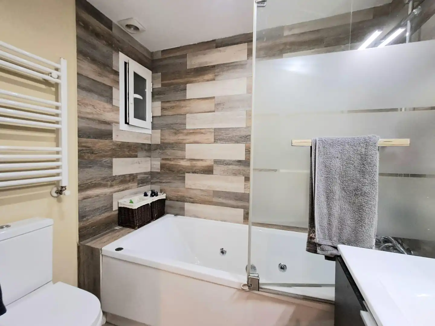 Baño de Piso en venta en Madrid con Aire acondicionado, Calefacción y Jardín privado