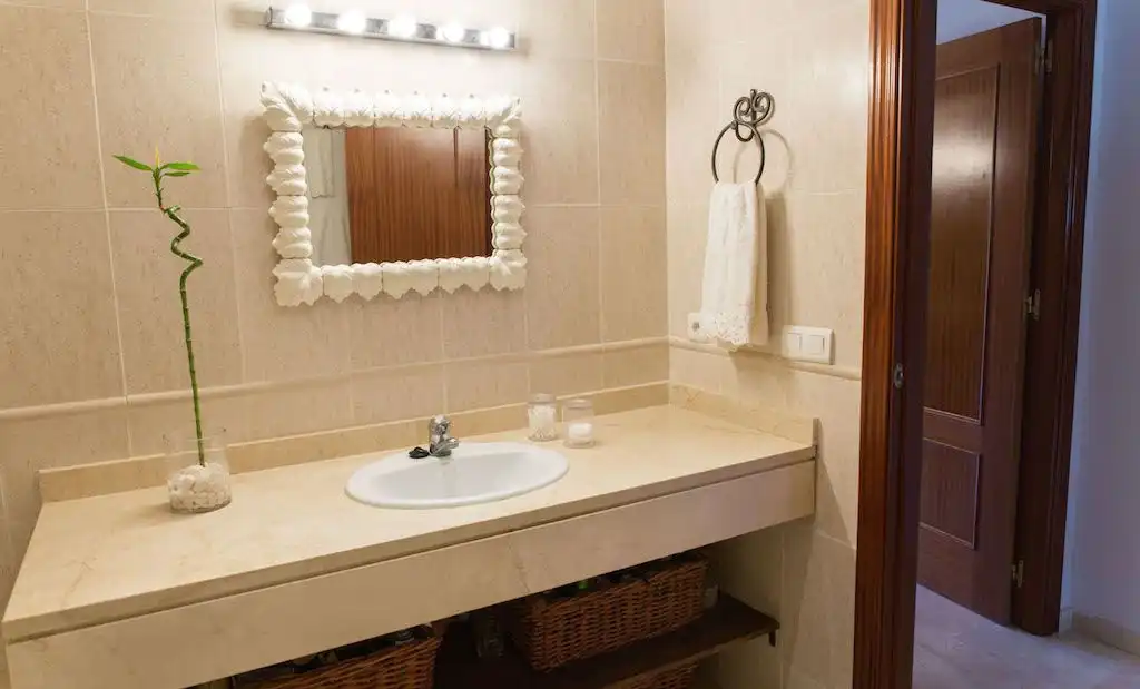 Baño de Dúplex en venta en Manilva con Aire acondicionado, Terraza y Piscina comunitaria