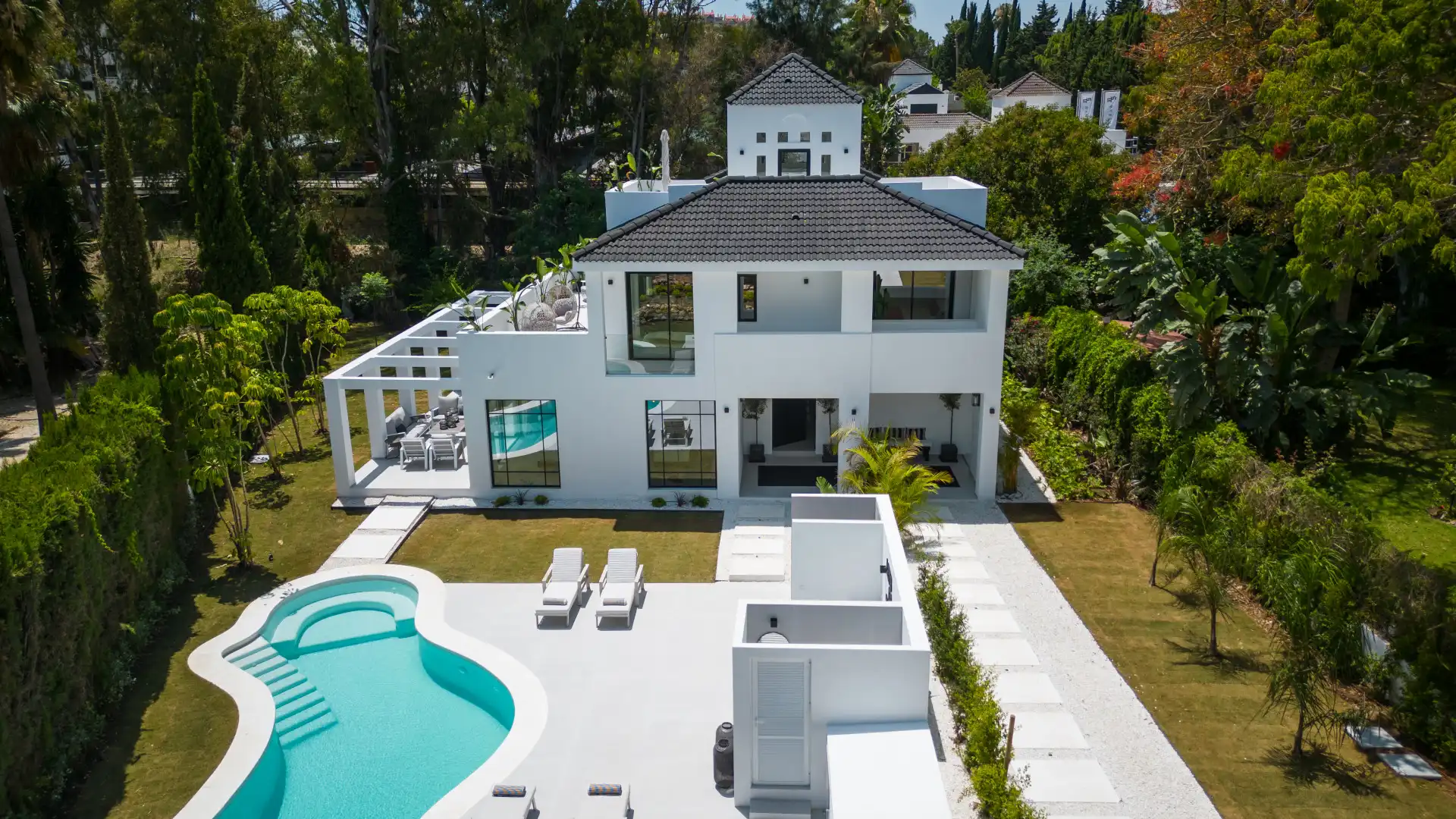 House with pool for sale in Marbella Centro