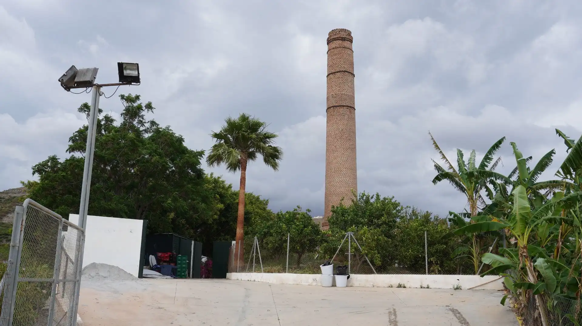 Außenansicht von Fabrikhallen zum Verkauf in Motril