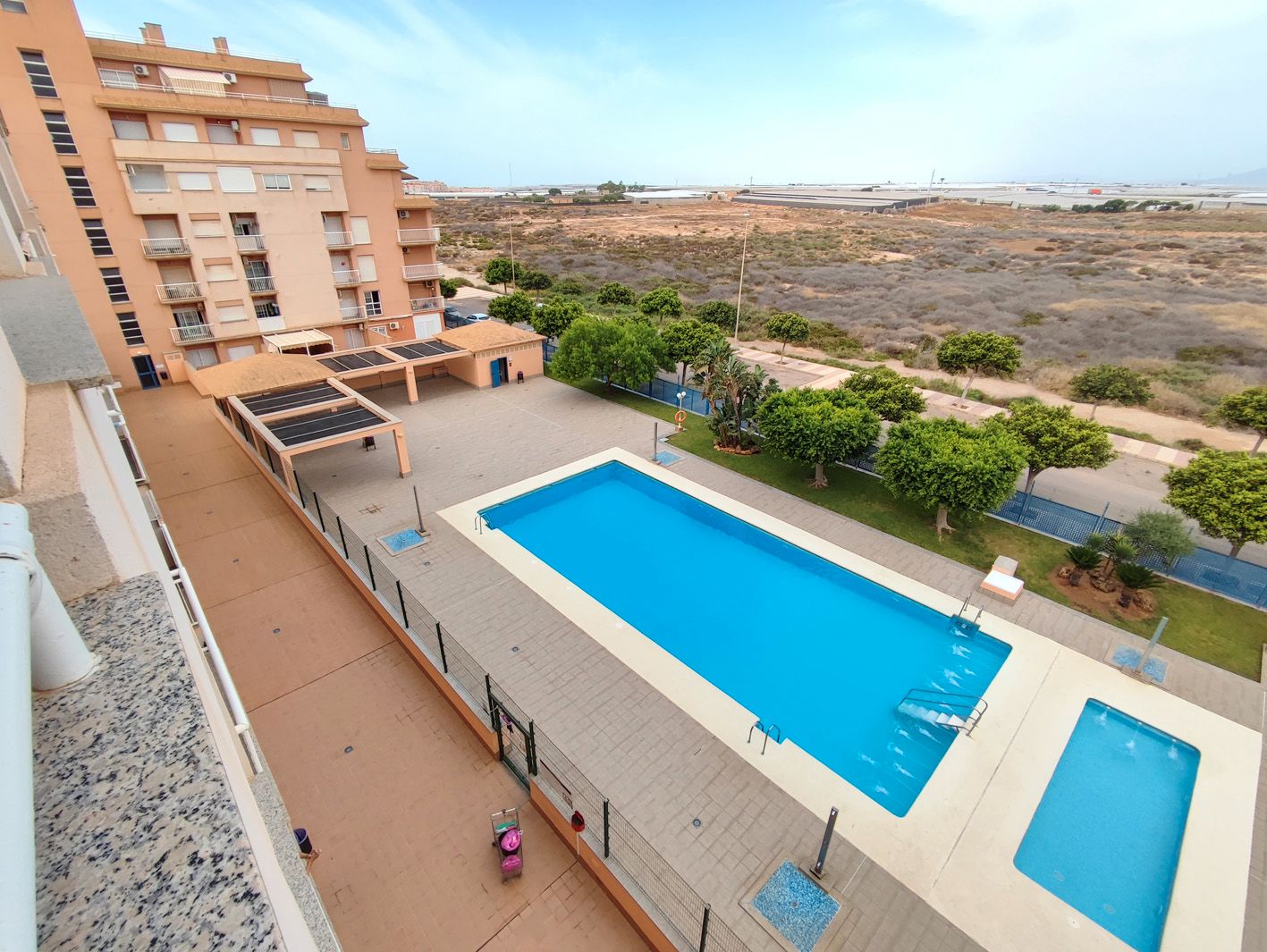 Piscina de Pis en venda en Roquetas de Mar amb Terrassa, Moblat i Microones