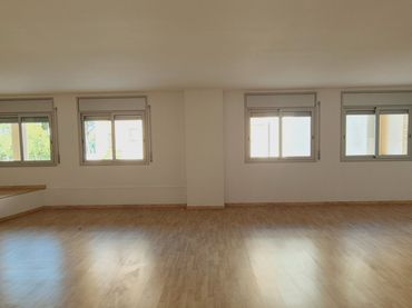 Business premises for sale in Carrer del 8 de Març 82