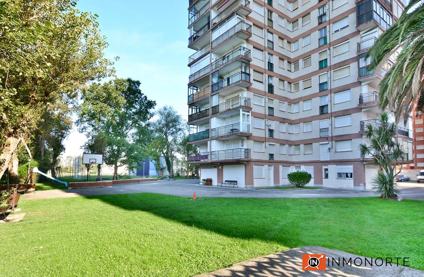 Vista exterior de Planta baja en venta en Laredo con Calefacción y Amueblado