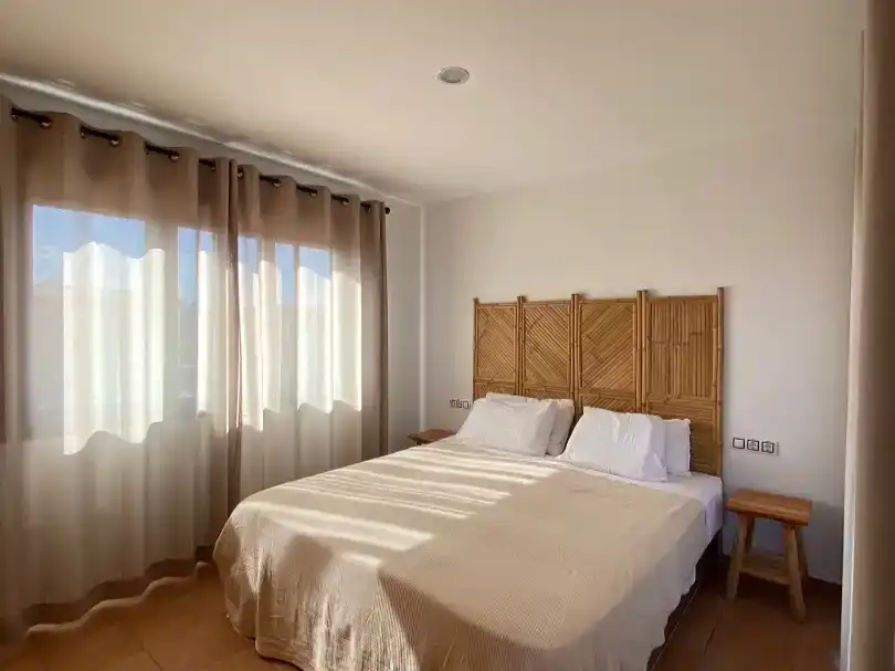 Dormitori de Casa adosada de lloguer en La Oliva amb Aire condicionat, Jardí privat i Piscina