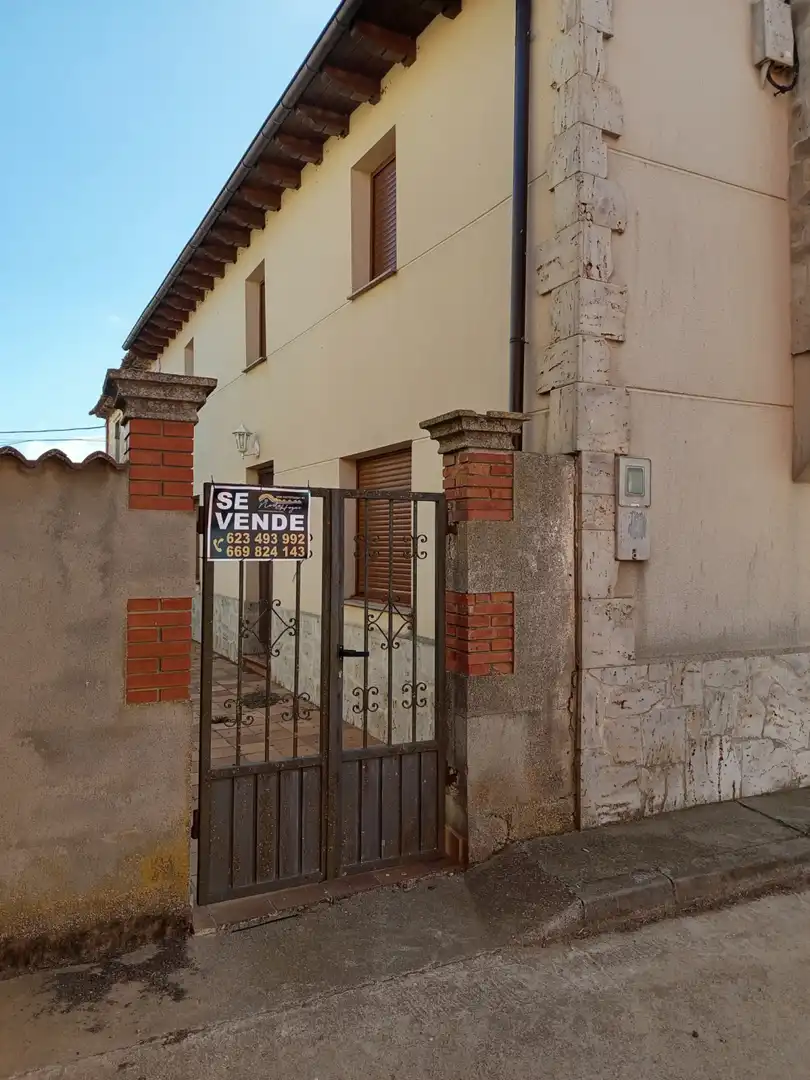 Vista exterior de Casa o xalet en venda en Dehesa de Romanos  amb Calefacció, Parquet i Traster