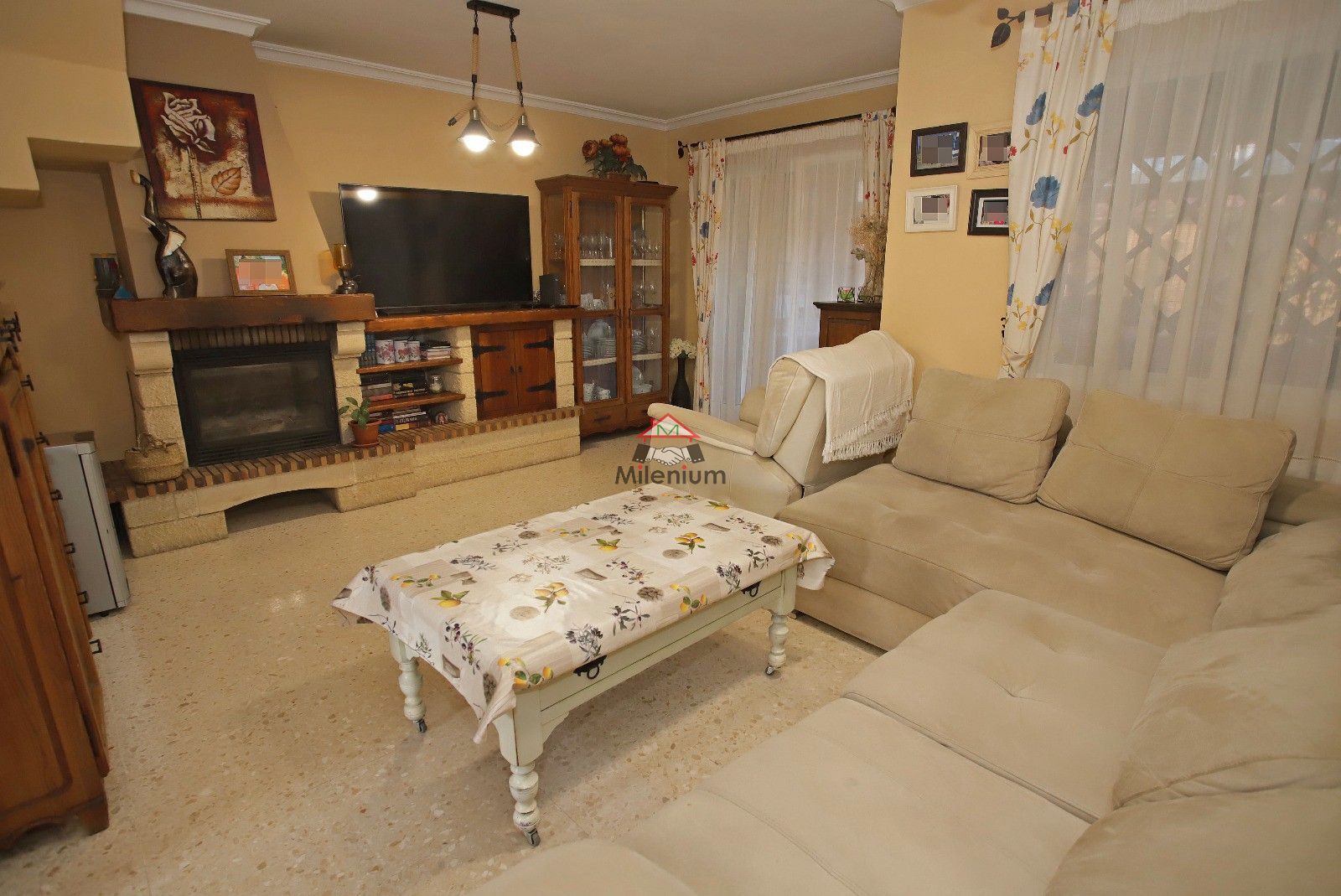 Living room of Single-family semi-detached for sale in Algeciras  with Air Conditioner, Private garden and Community pool
