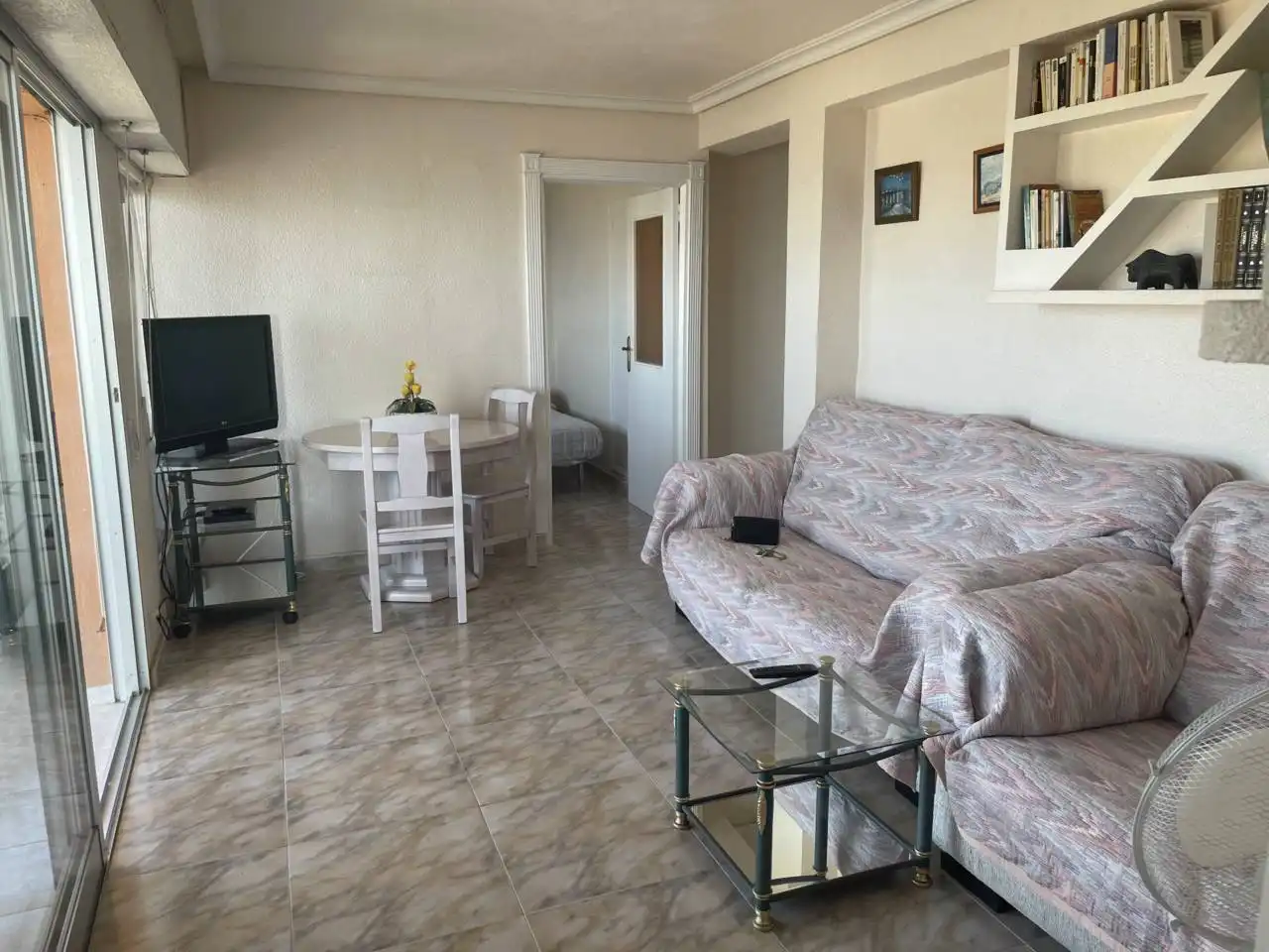 Sala d'estar de Pis de lloguer en El Campello amb Terrassa, Moblat i Balcó