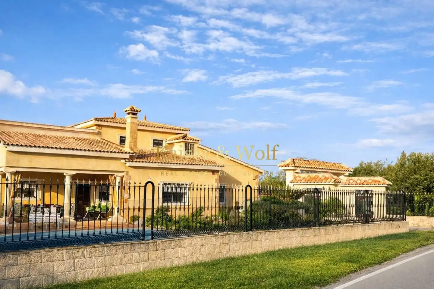 Vista exterior de Casa o xalet en venda en Elche / Elx amb Aire condicionat, Jardí privat i Piscina