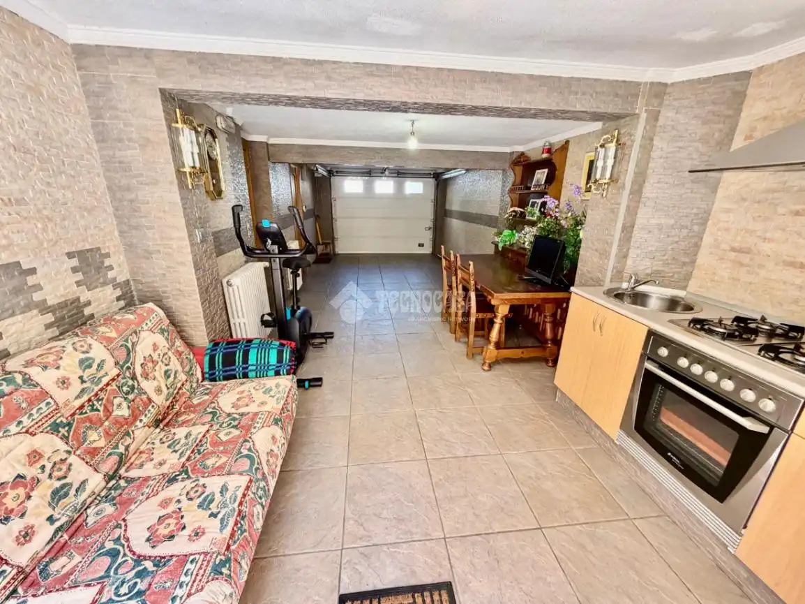 Casa adosada en venta en León Capital  con Parquet, Terraza y Amueblado