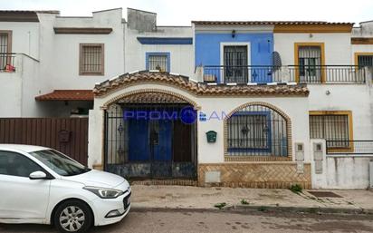 Vista exterior de Casa o xalet en venda en Pilas amb Terrassa