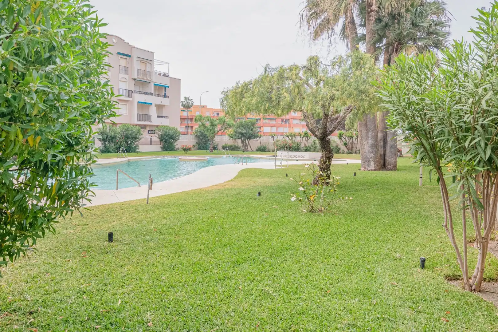 Piscina de Pis en venda en Salobreña amb Aire condicionat, Terrassa i Balcó