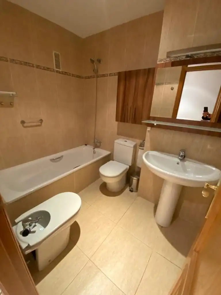 Badezimmer von Wohnung zur Miete in Valencia mit Klimaanlage, Heizung und Terrasse