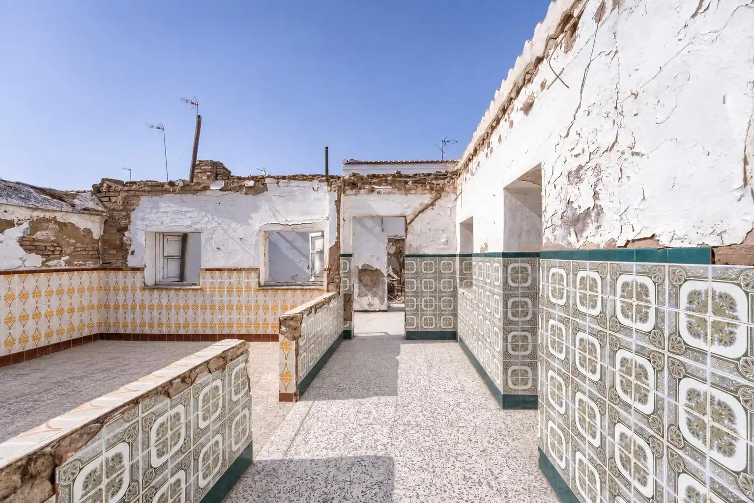 Vista exterior de Residencial en venda en Sanlúcar la Mayor, Sevilla