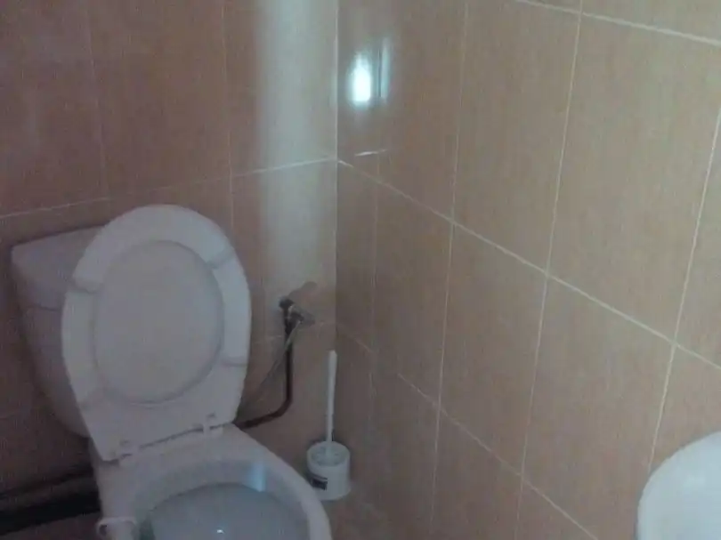 Bany de Local en venda en Coria amb Terrassa, Internet i Alarma