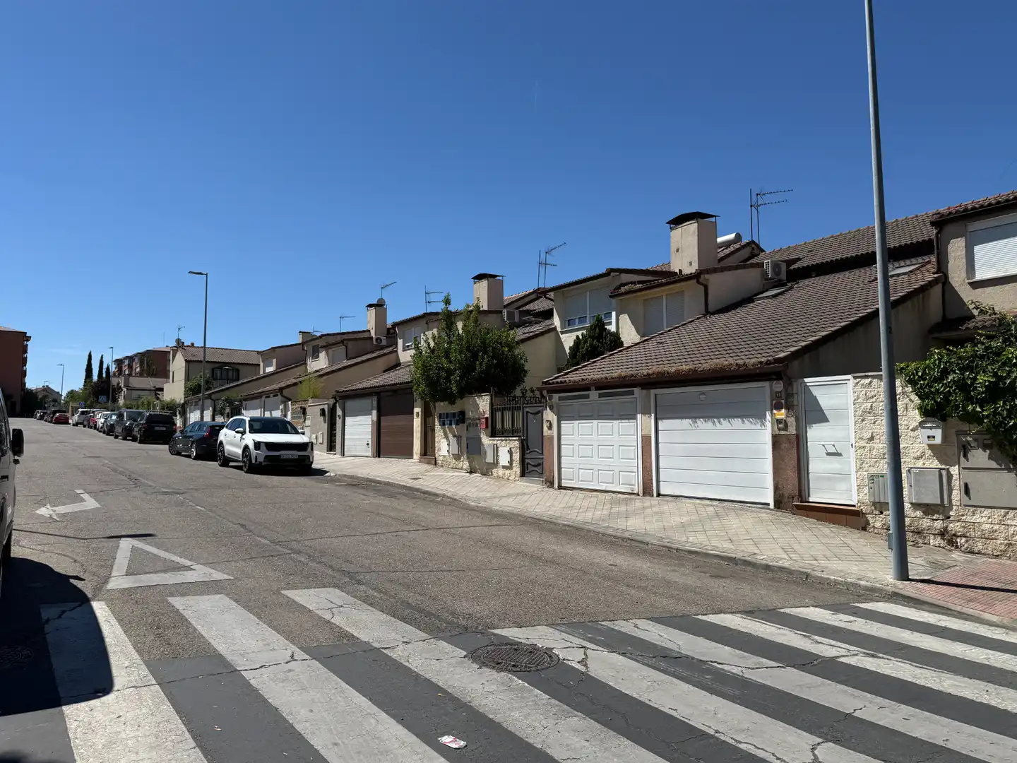 Außenansicht von Einfamilien-Reihenhaus zum Verkauf in Rivas-Vaciamadrid mit Klimaanlage, Heizung und Privatgarten
