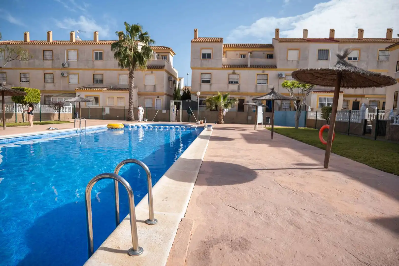 Schwimmbecken von Einfamilien-Reihenhaus zum Verkauf in Orihuela mit Klimaanlage, Heizung und Terrasse