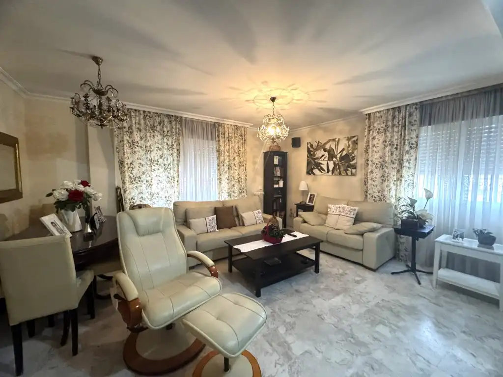 Wohnzimmer von Haus oder Chalet zum Verkauf in Algeciras mit Ofen und Waschmaschine