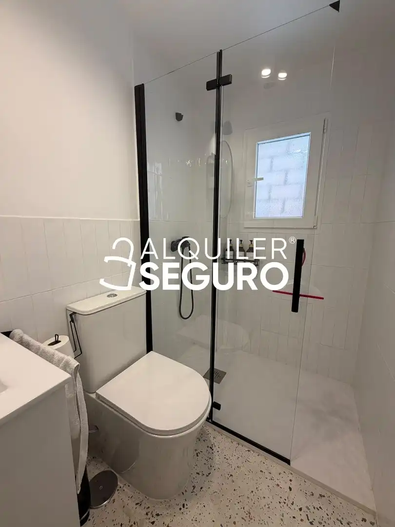 Bathroom of Flat for rent in Madrid  with Air Conditioner and Furnished
