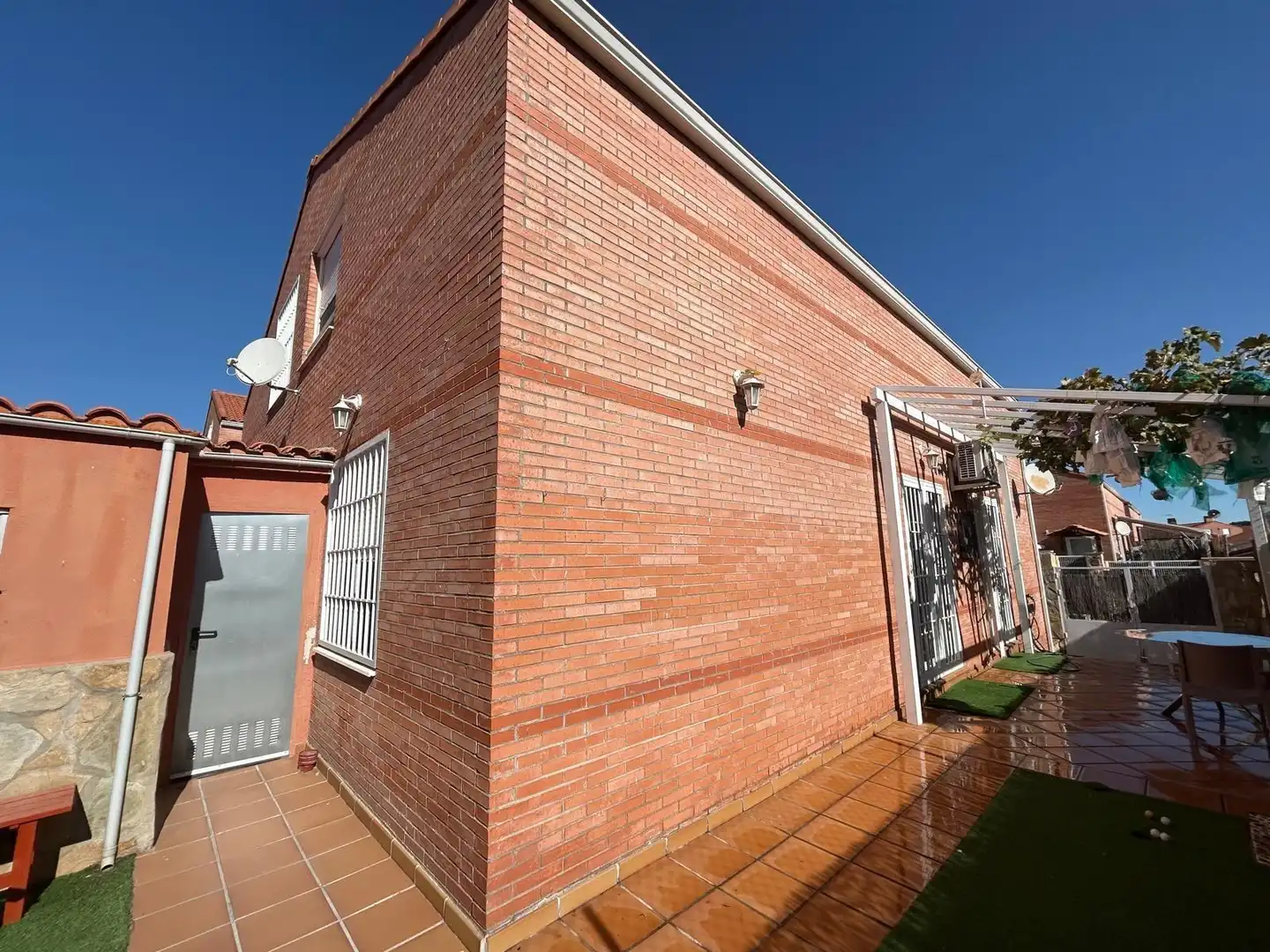 Vista exterior de Casa o xalet en venda en Pioz amb Aire condicionat i Calefacció