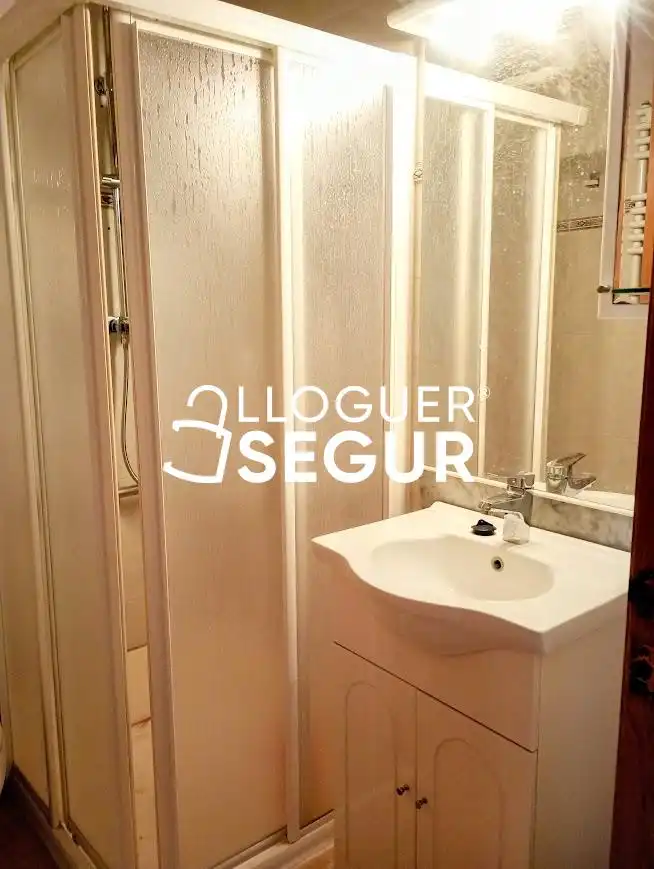 Baño de Piso de alquiler en Cornellà de Llobregat con Calefacción