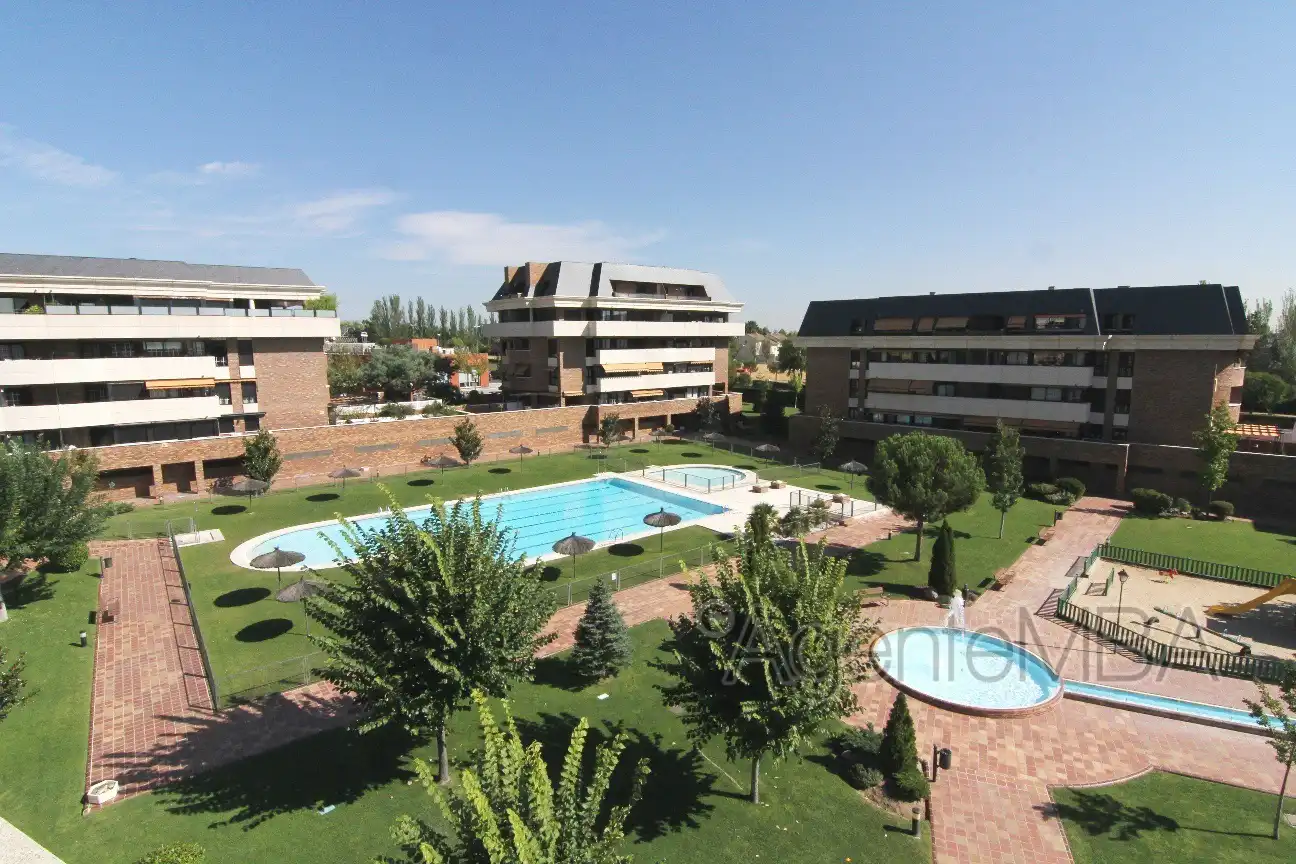 Piscina de Pis de lloguer en Majadahonda amb Calefacció, Parquet i Terrassa