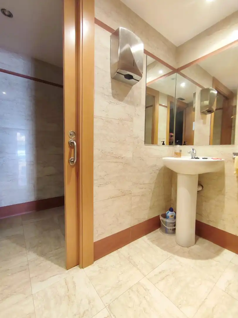 Baño de Local en venta en  Pamplona / Iruña con Aire acondicionado