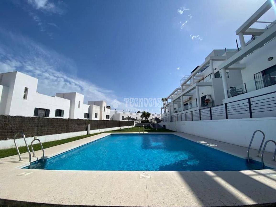 Vista exterior de Piso en venta en Conil de la Frontera con Calefacción y Piscina comunitaria