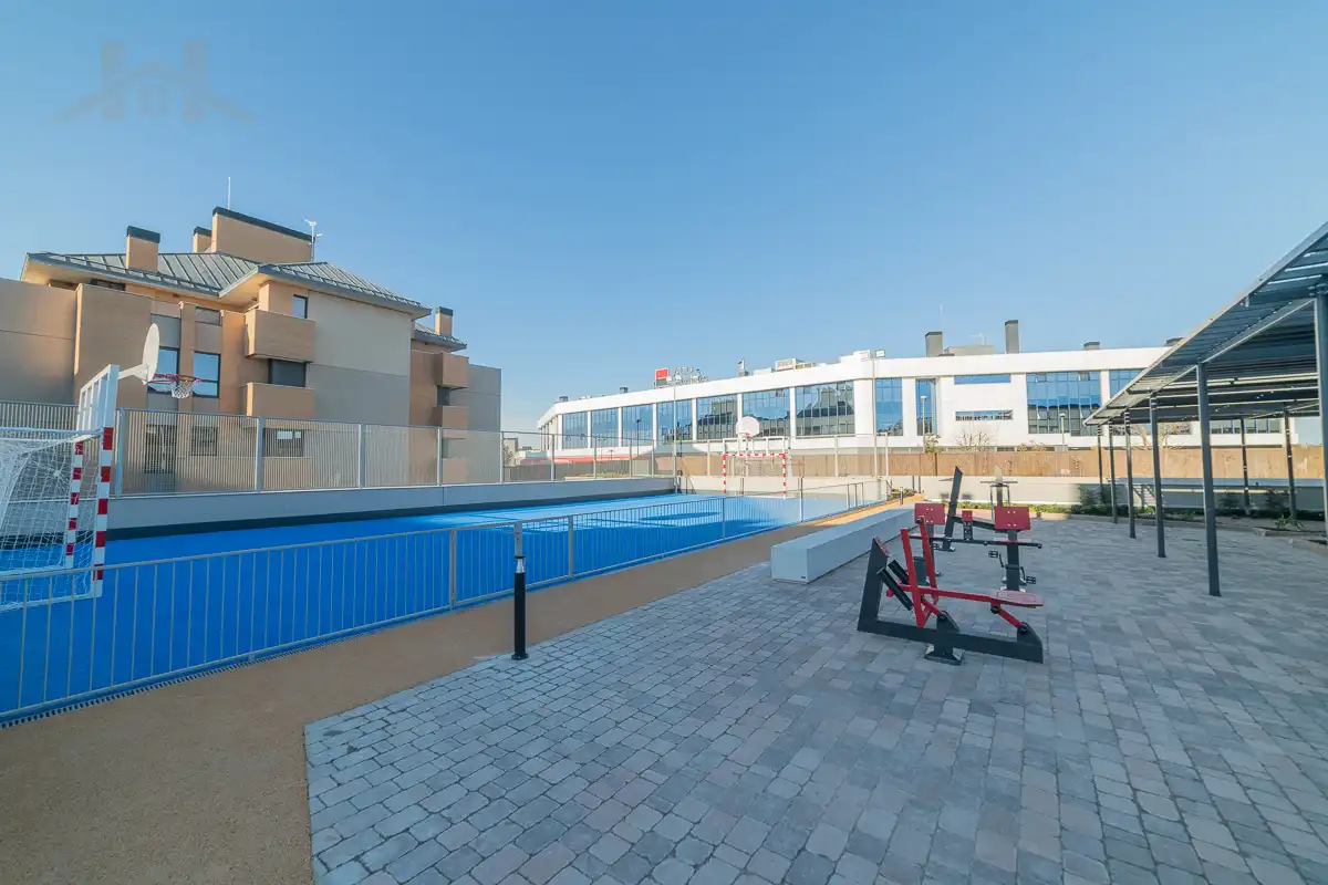 Piscina de Dúplex en venta en Majadahonda con Aire acondicionado, Calefacción y Jardín privado